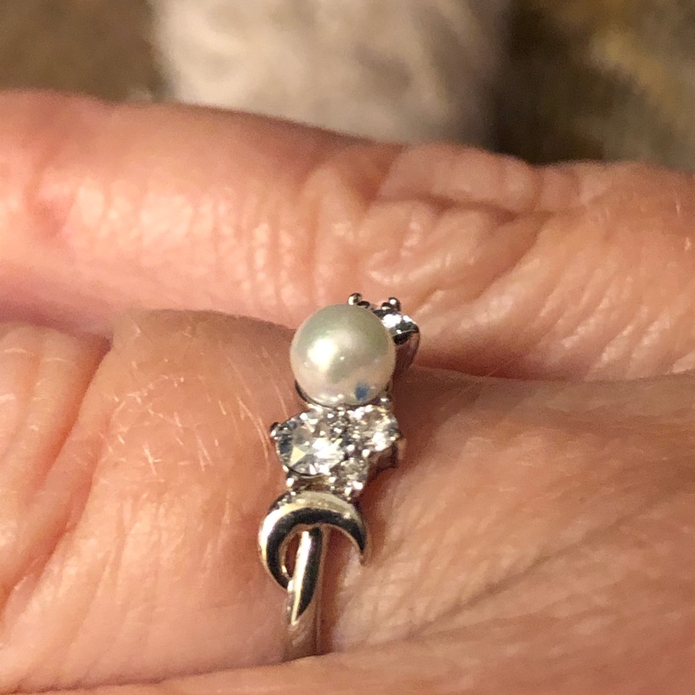Silver ring w/pearl and Swarovski white stones